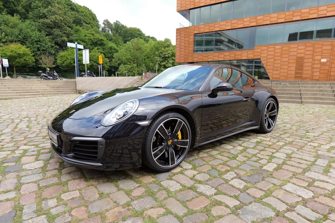 Porsche-Sportwagen bei Autostrada Sport in Hamburg