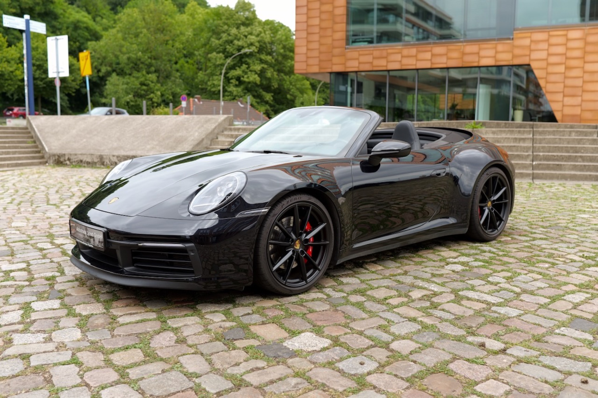 Schwarzer Porsche 911 bei Autostrada Sport in Hamburg