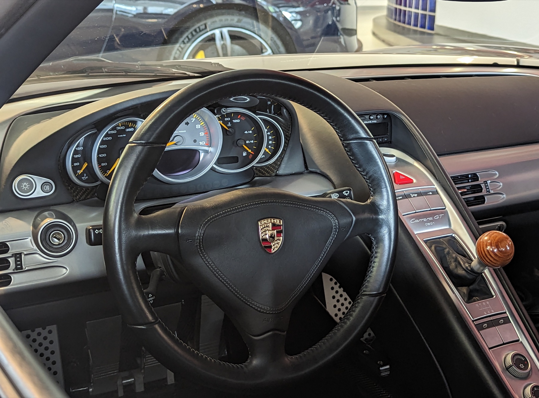 Cockpit eines Porsche Carrera GT mit Holzschaltknauf und Sechsgang-Schaltung