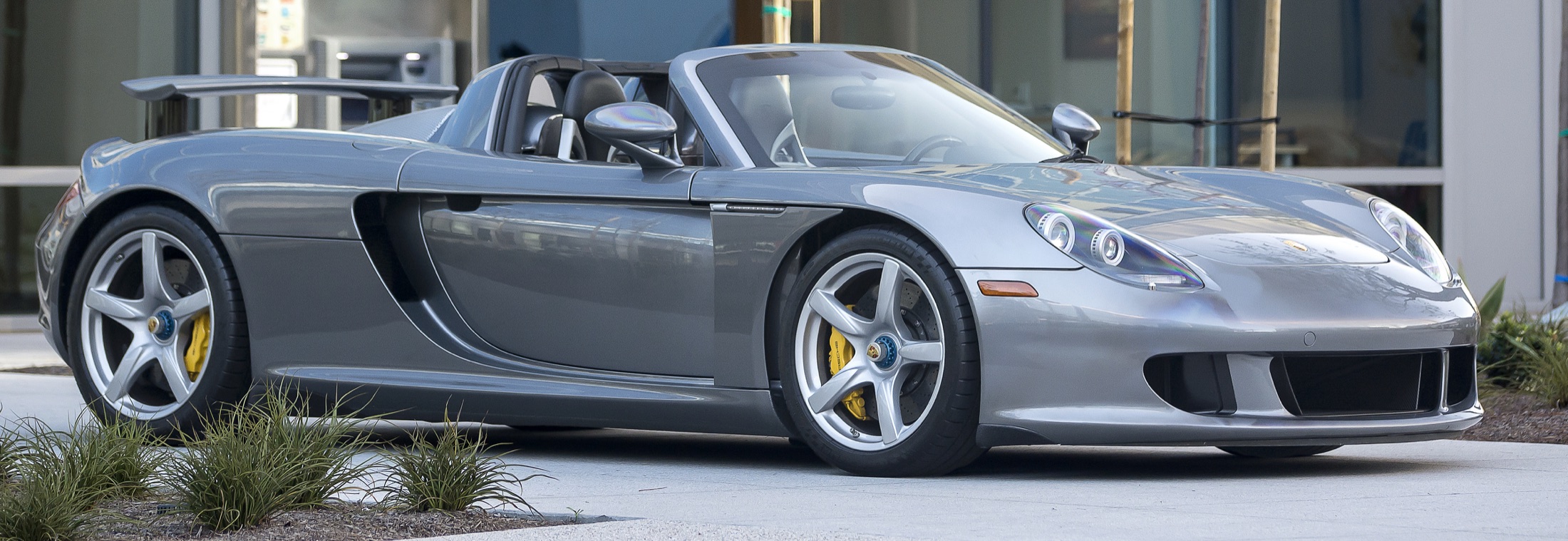 Silberner Porsche Carrera GT in Seitenansicht