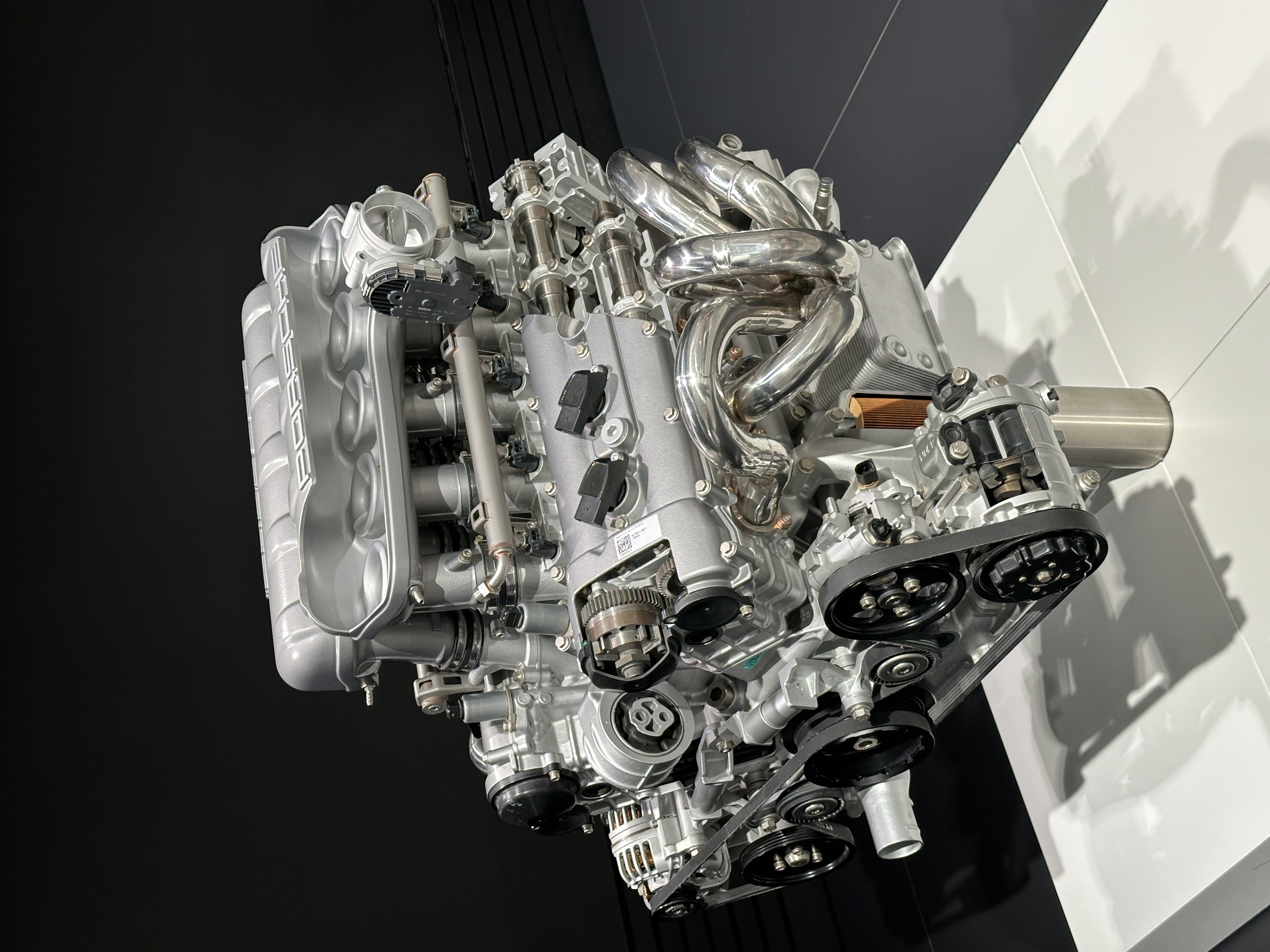 Freigestellter V10-Motor des Porsche Carrera GT im Porsche Museum
