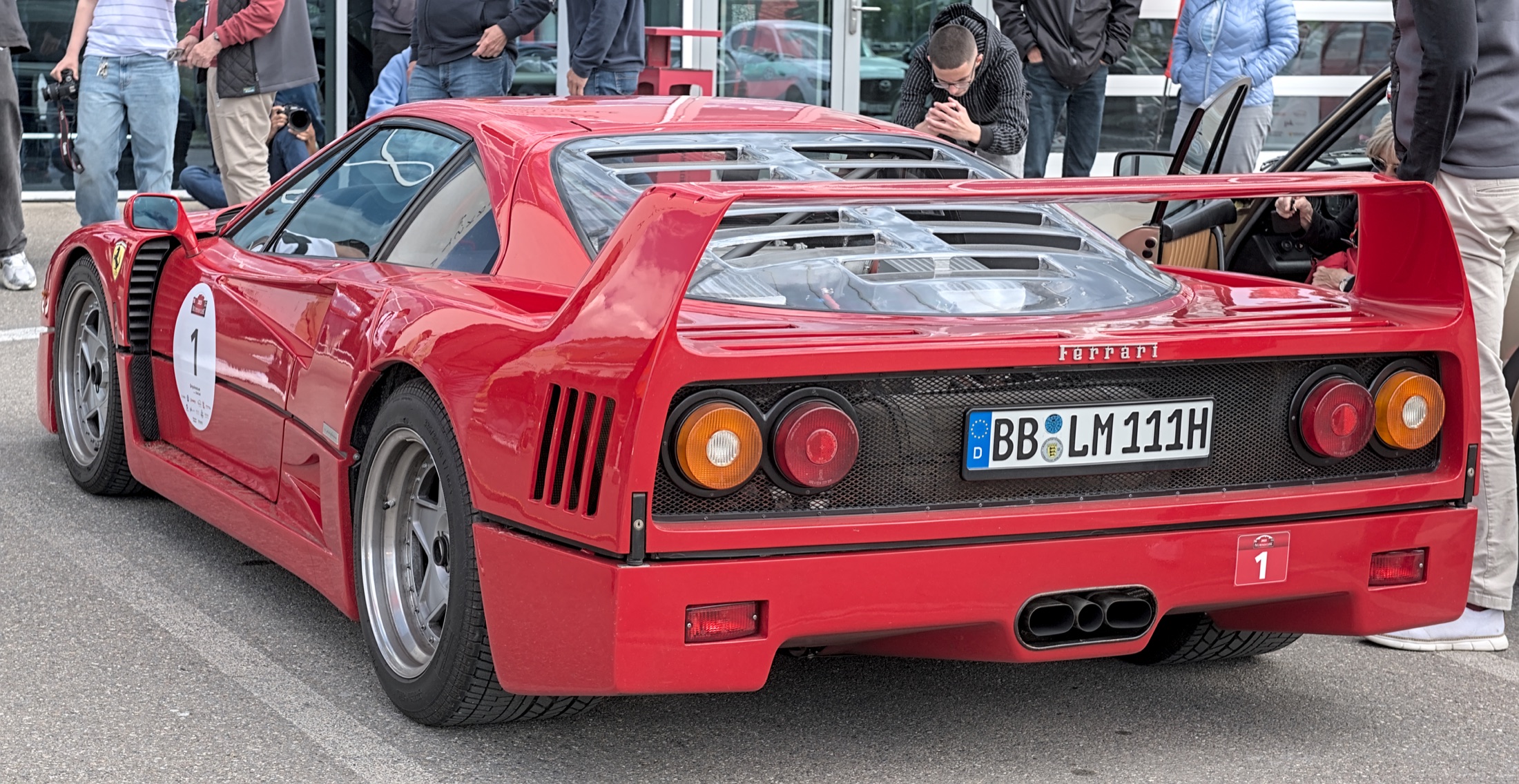 Ferrari F40 aus hinterer Dreiviertelansicht bei einer Klassikveranstaltung