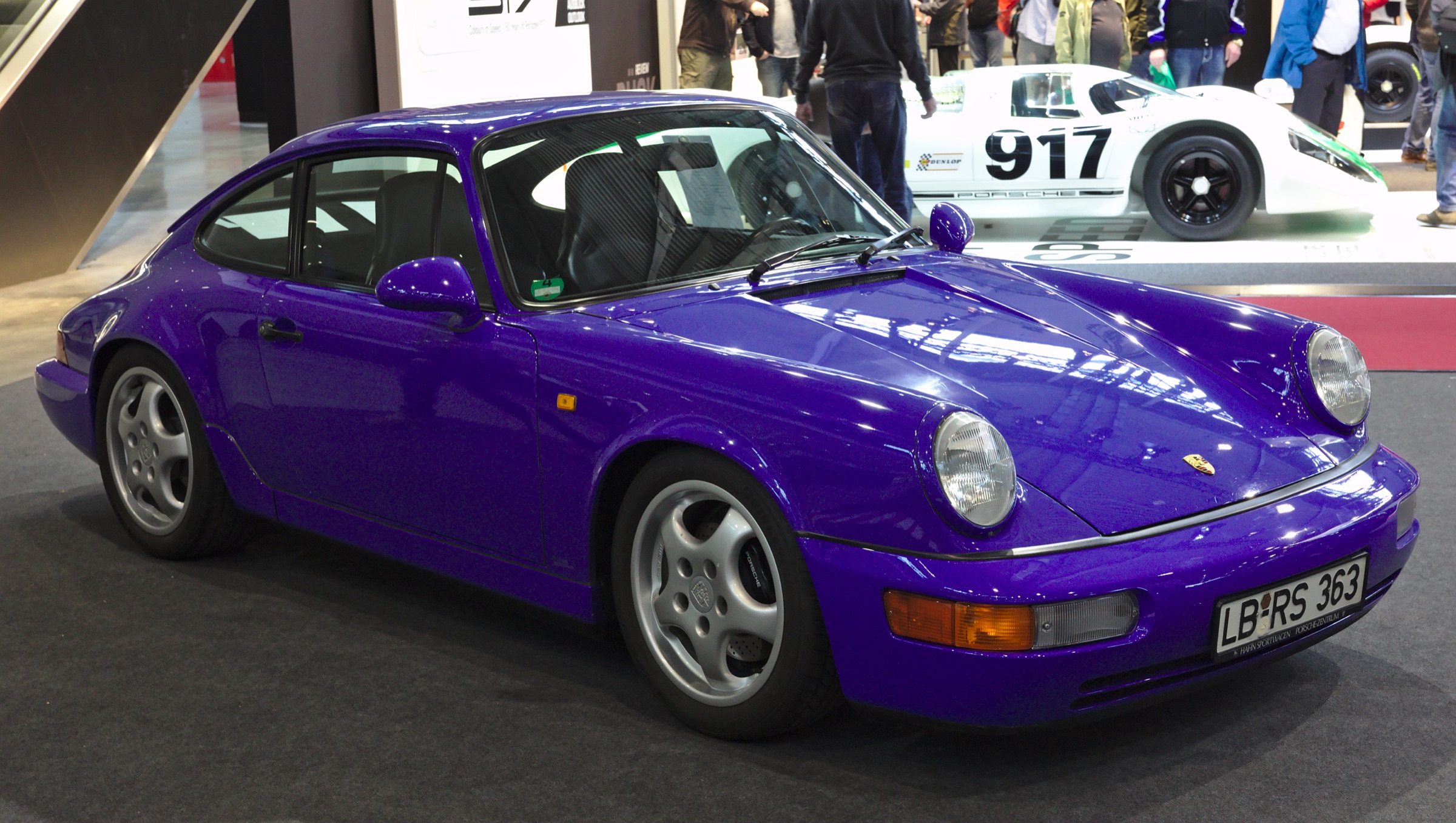 Blauer Porsche 911 der Baureihe 964 aus schräger Frontansicht
