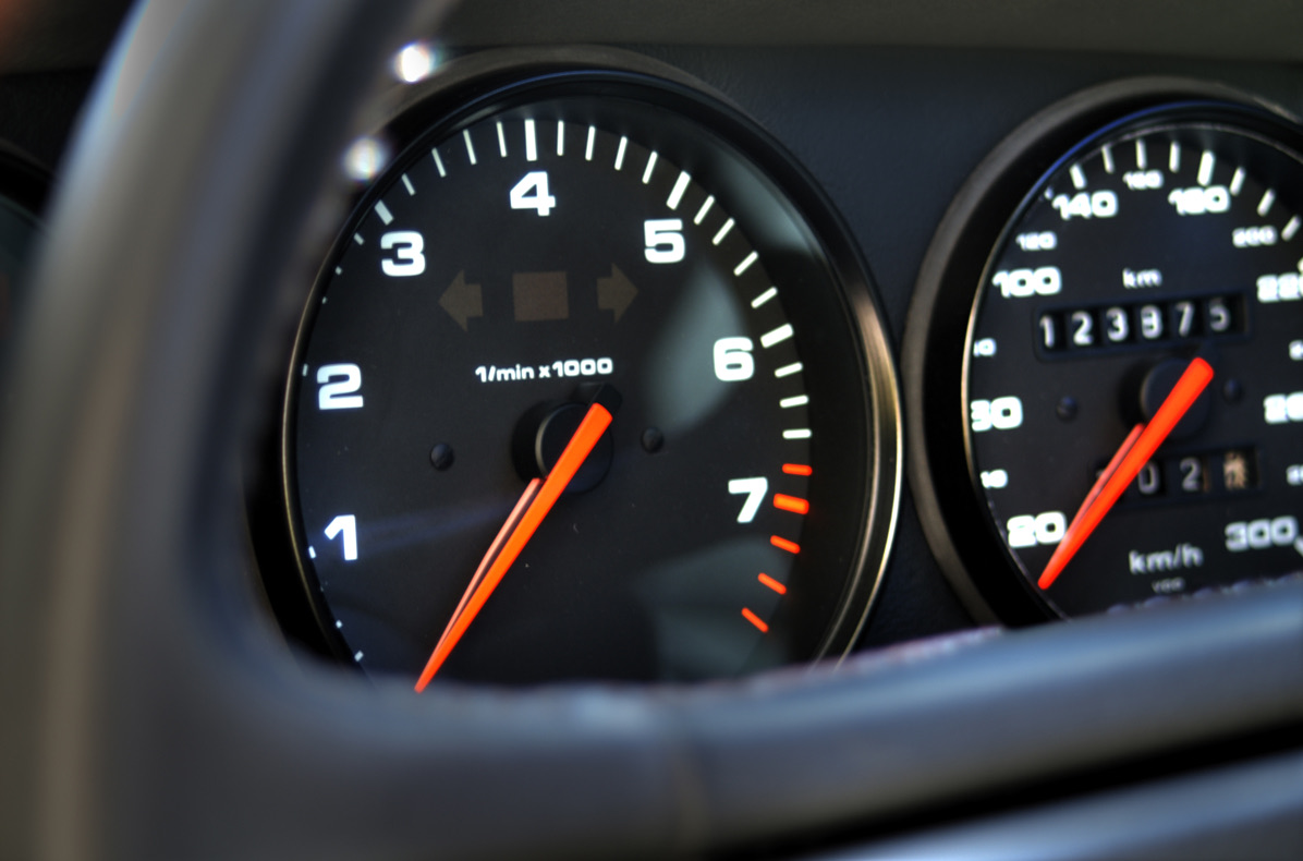 Drehzahlmesser und Tachometer eines Porsche 964